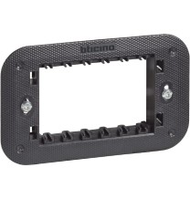 Supporto 3 moduli fornito con valva di protezione Bticino Living Now K4703