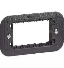 Supporto 3 moduli fornito con valva di protezione Bticino Living Now K4703