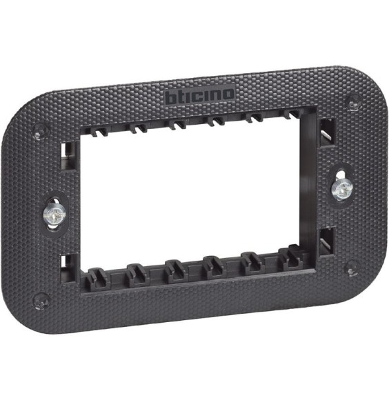 Supporto 3 moduli fornito con valva di protezione Bticino Living Now K4703