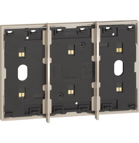 Frame elettrificato per 3 comandi digitali Sabbia Living Now BTicino KM8103