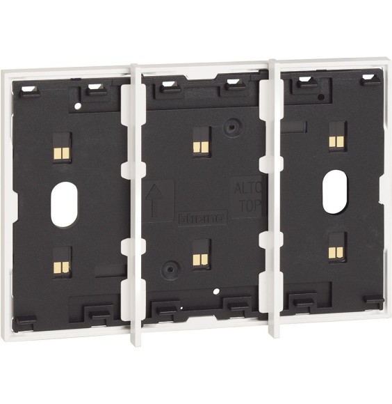 Frame elettrificato per 3 comandi digitali Bianco Living Now BTicino KW8103